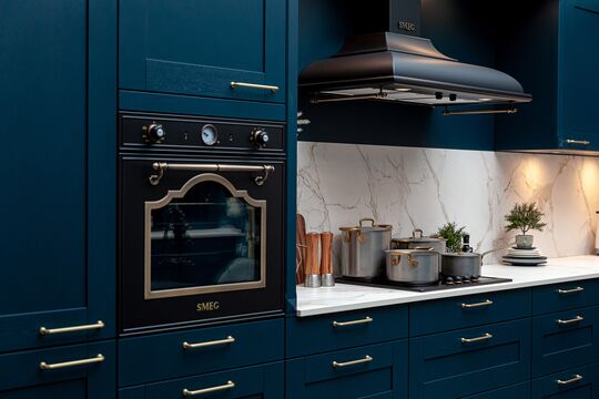 Küchenfotografie Xanocs: blaue Landhausküche mit Backofen und Dunstabzug