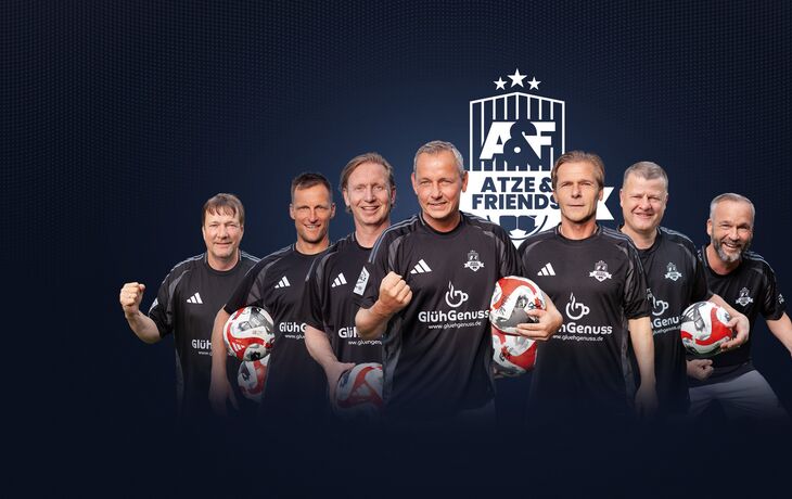 Mannschaft von Atze & Friends vor dunklem Hintergrund mit Vereinslogo