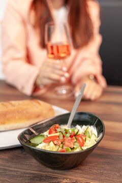 Gedeckter Tisch mit Salat und Wein in der Xanocs-Ausstellung